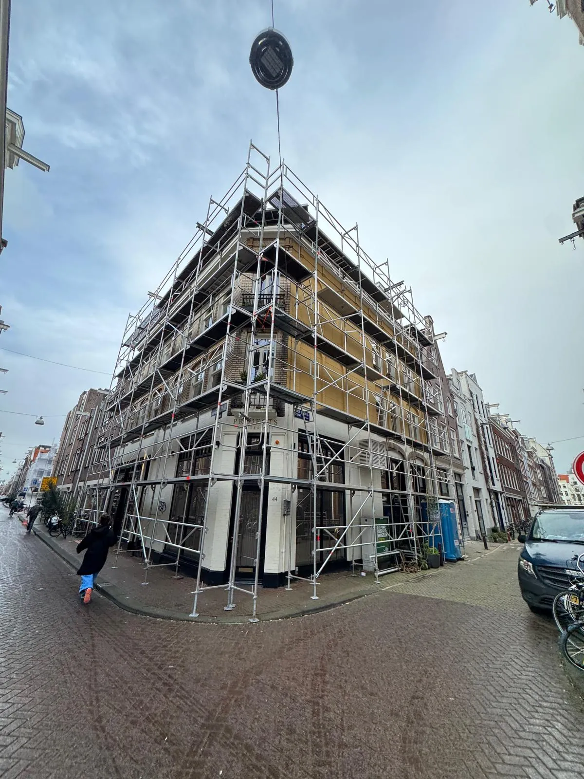 Volledig ingesteigerd Amsterdams hoekpand tijdens VvE-schilderonderhoud